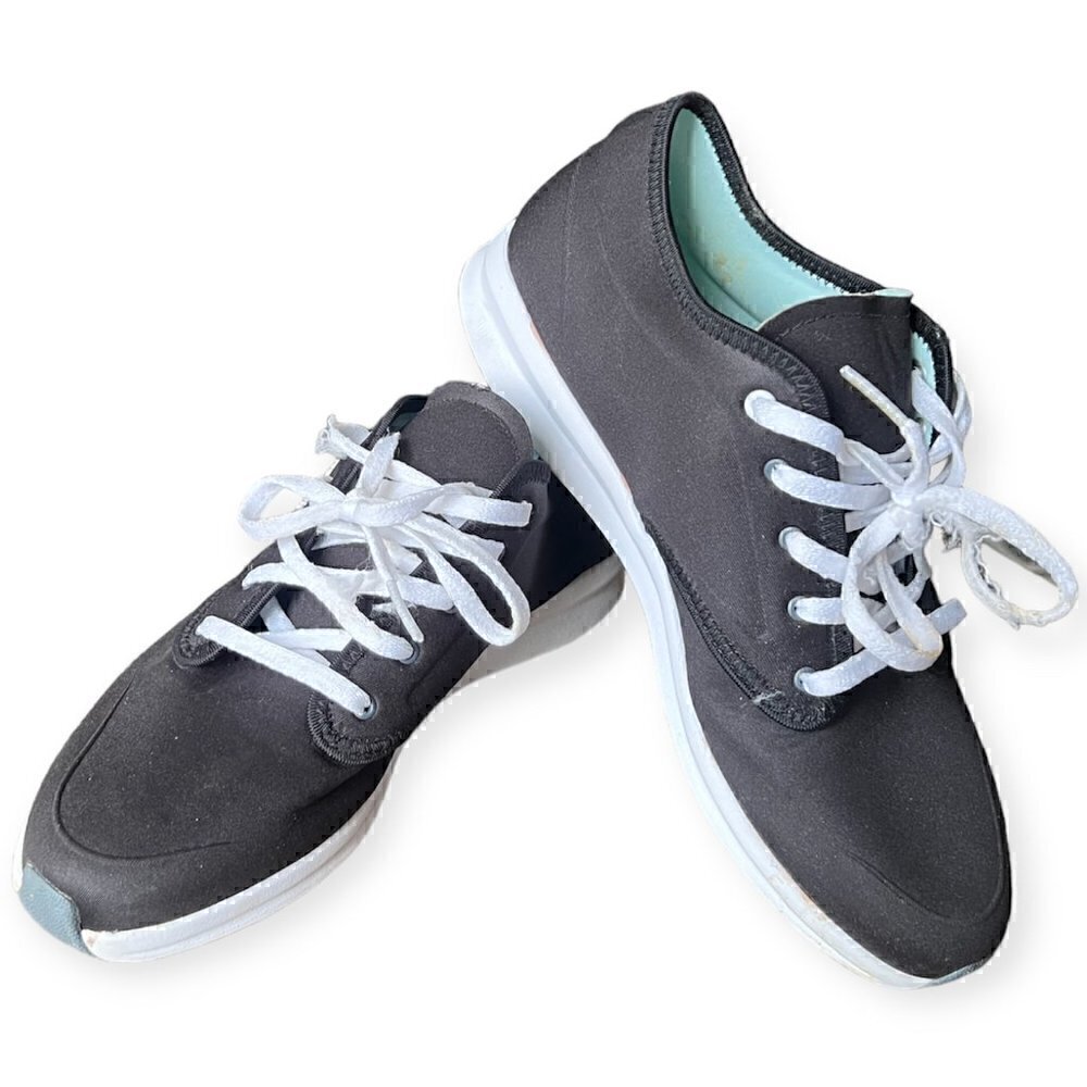 Reebok ladies size 7 Black Fabric Athletic Sneaker.